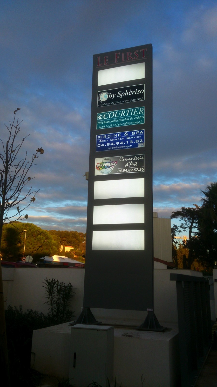 Signalisation, publicitaire, Fabricant, Enseigne, affiche, publicitaire, extérieur, avec, néon, Maroc, ville, Marrakech, Casablanca, Agadir, Essaouira, Panneaux, totems