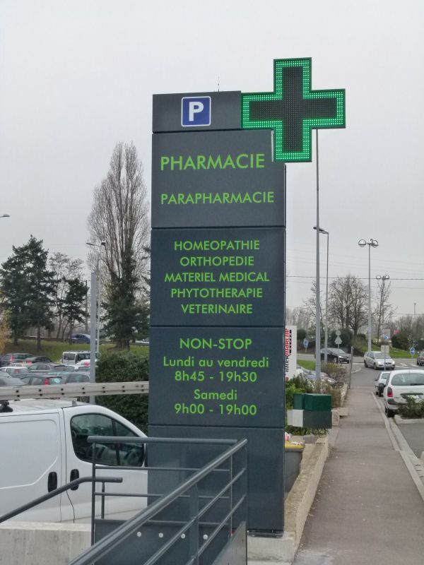 Signalisation, publicitaire, Fabricant, Enseigne, affiche, publicitaire, extérieur, avec, néon, Maroc, ville, Marrakech, Casablanca, Agadir, Essaouira, Panneaux, totems