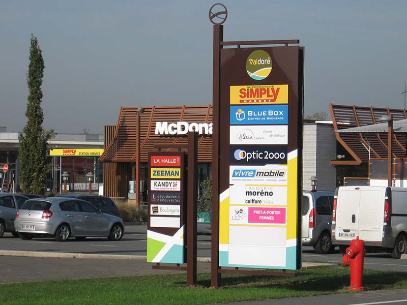 Signalisation, publicitaire, Fabricant, Enseigne, affiche, publicitaire, extérieur, avec, néon, Maroc, ville, Marrakech, Casablanca, Agadir, Essaouira, Panneaux, totems